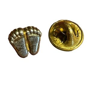 Vintage 1979 V. Evers Tiny Gold Tone Feet Hang Ten Lapel Hat Tack Pin